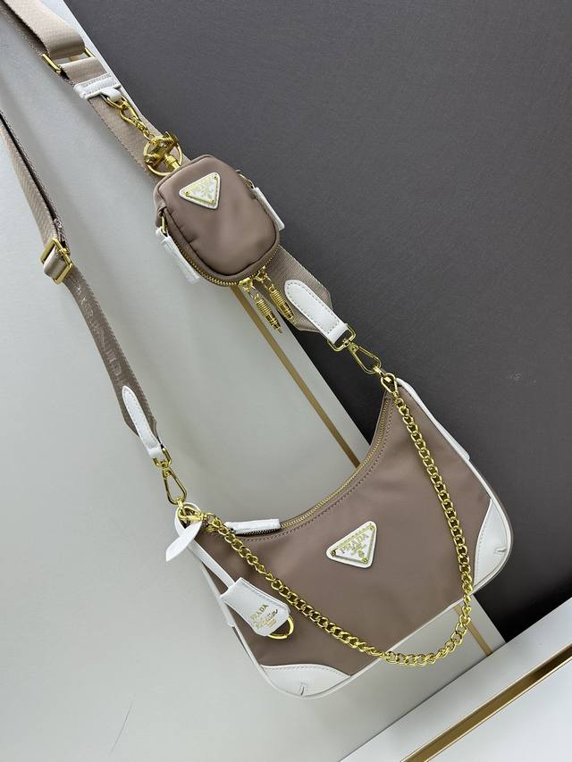 配盒子 Prada Re-Edition 5 机器人挂饰包 Prada Re-Edition 5 单肩包采用再生尼龙面料包身搭配 Saffiano 皮革包角，最