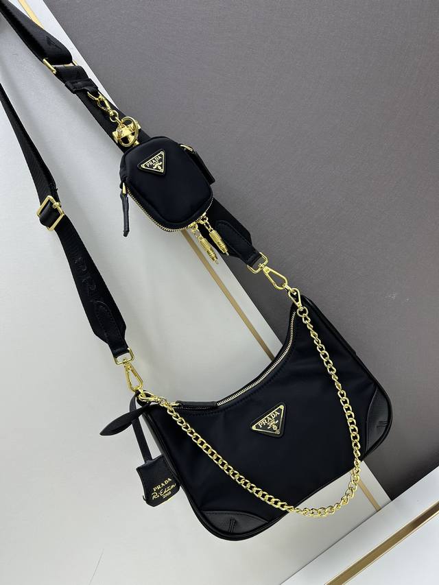 配盒子 Prada Re-Edition 5 机器人挂饰包 Prada Re-Edition 5 单肩包采用再生尼龙面料包身搭配 Saffiano 皮革包角，最
