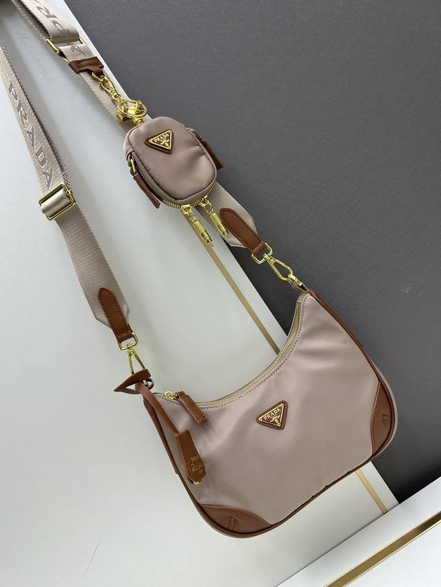配盒子 Prada Re-Edition 5 机器人挂饰包 Prada Re-Edition 5 单肩包采用再生尼龙面料包身搭配 Saffiano 皮革包角，最