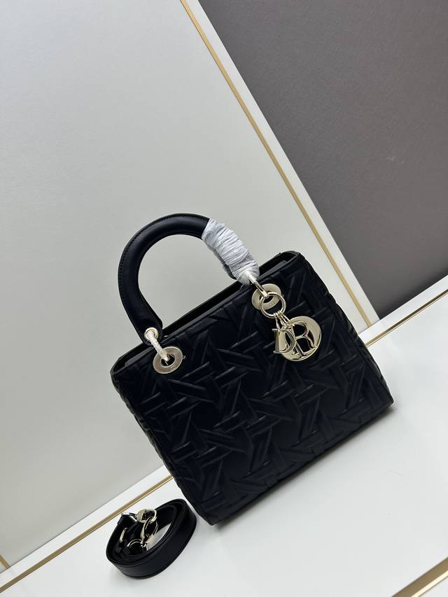Dior迪奥顶级原厂皮五格lady Dior 手袋 黑色压花 菱格 这款 Lady Dior 手袋凸品经典lady Dior 系列的简约美 学,集中体现了 Di Dior迪奥顶级原厂皮五格lady Dior 手袋 黑色压花 菱格 这款 Lady Dior 手袋凸品经典lady Dior 系列的简约美 学,集中体现了 Di