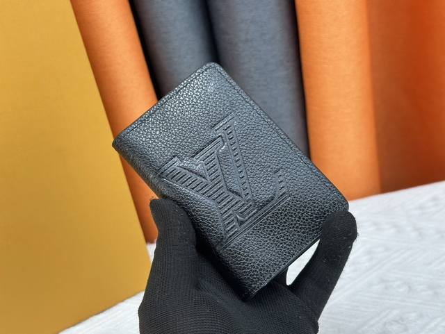 顶级原版 实物拍摄 自家背景 M 038荔枝 在春夏预收集中，采用黑色的托吕雍阴影皮革材质，上面印有超大专属标识图案的浮雕图案。纤薄又功能性的配饰。紧凑轻便的设