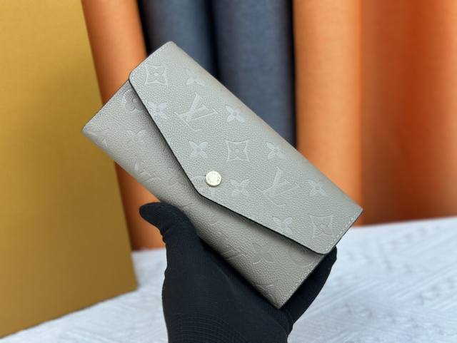M60531-60668灰 里面配色 这款信封式钱夹以优雅的 Monogram 帆布制成，内部设计精巧独特，拥有各种口袋和信用卡槽。19X10Cm。