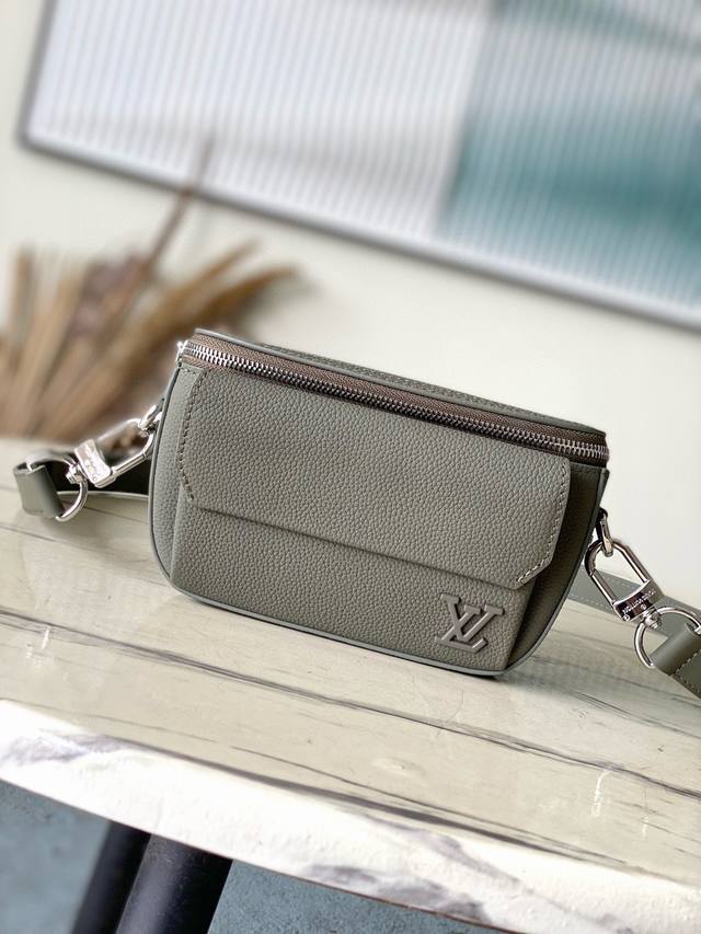 头层皮 顶级原单 M83560 墨绿色 本款pilot迷你手袋以粒面牛皮革塑造圆润构型，为日常出行提供潮流之选。拉链主隔层确保稳妥收纳，前袋方便取放手机或钥匙等