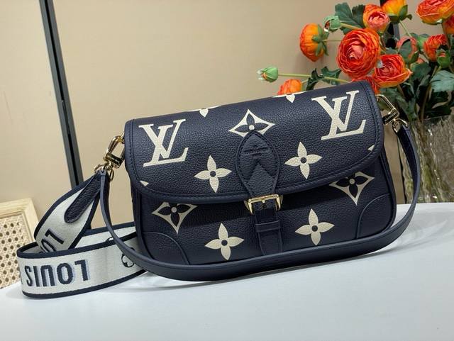 变码芯片、头层皮 顶级原单m46386海军蓝 全皮法棍包系列 本款 Diane 手袋取材路易威登经典 Monogram Empreinte 压纹皮革，将品牌标识