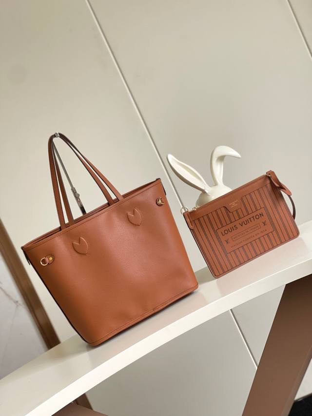 头层皮 顶级原单独家实拍 M12061棕本款 M11946黑 M40995 双面可用 极具传奇色彩的neverfull中号手袋： 总是能够满足您对手提包的各种需