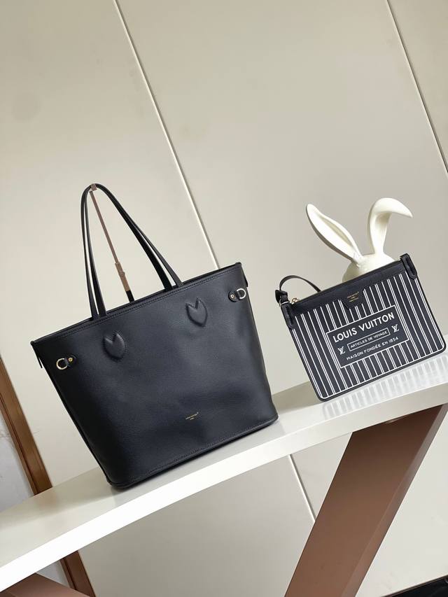 头层皮 顶级原单独家实拍 M11946黑本款 M12061棕 M40995 双面可用 极具传奇色彩的neverfull中号手袋： 总是能够满足您对手提包的各种需