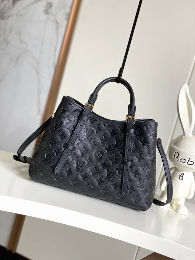 头层皮 顶级原单独实家拍 M11393黑 ，杏，白本款 Babylone Tote 手袋溯源巴黎 Babylone 潮流社区，选用细腻牛皮革勾勒利落线条，以充裕