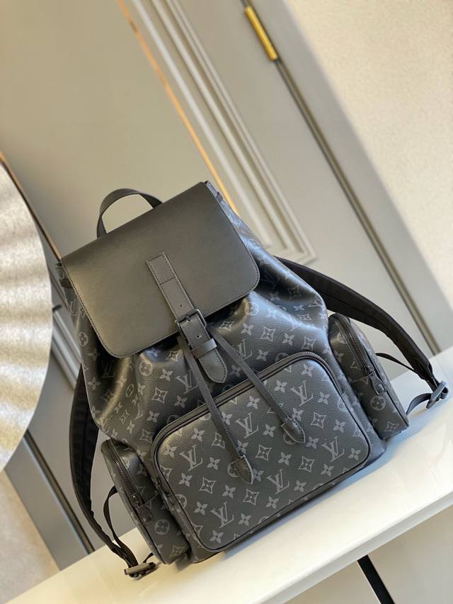 顶级原单m45538 Trio 双肩包 全新 Trio 双肩包融合路易威登经典 Monogram 帆布与 Virgil Abloh 笔下的创意元素，巧妙衔接品牌