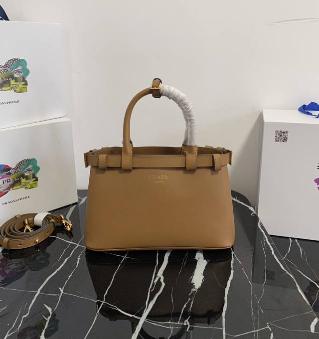 新品1Ba418小号 这款手提包采用进口小牛皮，内配进口软羊皮，三个格层设计，配有一条可拆卸 可调节长肩带，现代简约的风格，又融入了精致细腻的细节。简约又大气，