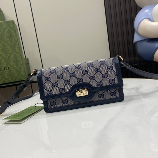 配全套原厂绿盒包装 新品 Gucci Luce系列迷你肩背包。Gucci Luce系列包袋散发着浓郁的俏皮感和趣味感，“Luce”在意大利语中意为“光明”。Or