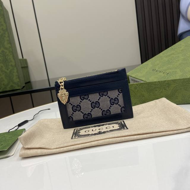 配全套原厂绿盒包装 Gucci Luce系列卡包。Gucci Luce系列包袋散发着浓郁的俏皮感和趣味感，“Luce”在意大利语中意为“光明”。Original
