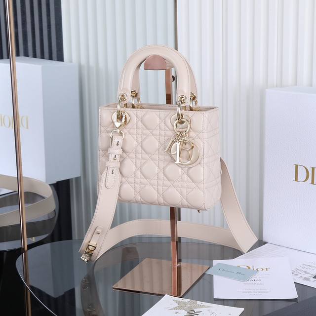 原厂皮 Lady Dior 四格米色，经典款戴妃包手袋集中体现了 Dior 对典雅和美丽的深刻洞见。精心制作，以藤格纹缉面线打造醒目的绗缝细节，高雅经典的设计经