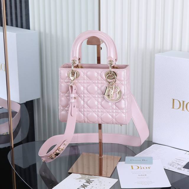 原厂皮 Lady Dior 四格珠光粉，经典款戴妃包手袋集中体现了 Dior 对典雅和美丽的深刻洞见。精心制作，以藤格纹缉面线打造醒目的绗缝细节，高雅经典的设计