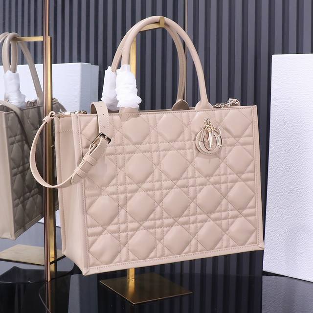 原厂级别 杏色dior新款tote 肩带 这款 Dior 手袋是 Dior 全新推出的主打单品，于二零二三秋冬成衣系列发布秀精彩亮相，彰显现代优雅的实用设计。采