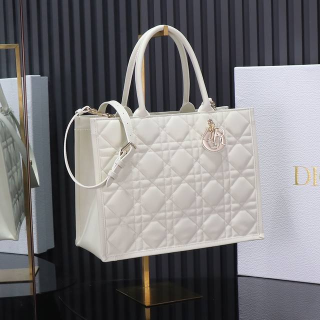 原厂级别 白色dior新款tote 肩带 这款 Dior 手袋是 Dior 全新推出的主打单品，于二零二三秋冬成衣系列发布秀精彩亮相，彰显现代优雅的实用设计。采