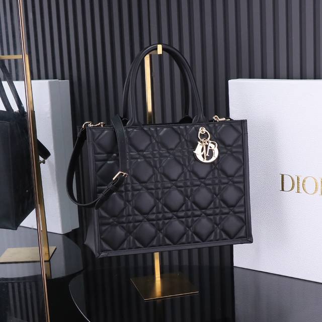 原厂级别 黑色dior新款tote 肩带 这款 Dior 手袋是 Dior 全新推出的主打单品，于二零二三秋冬成衣系列发布秀精彩亮相，彰显现代优雅的实用设计。采