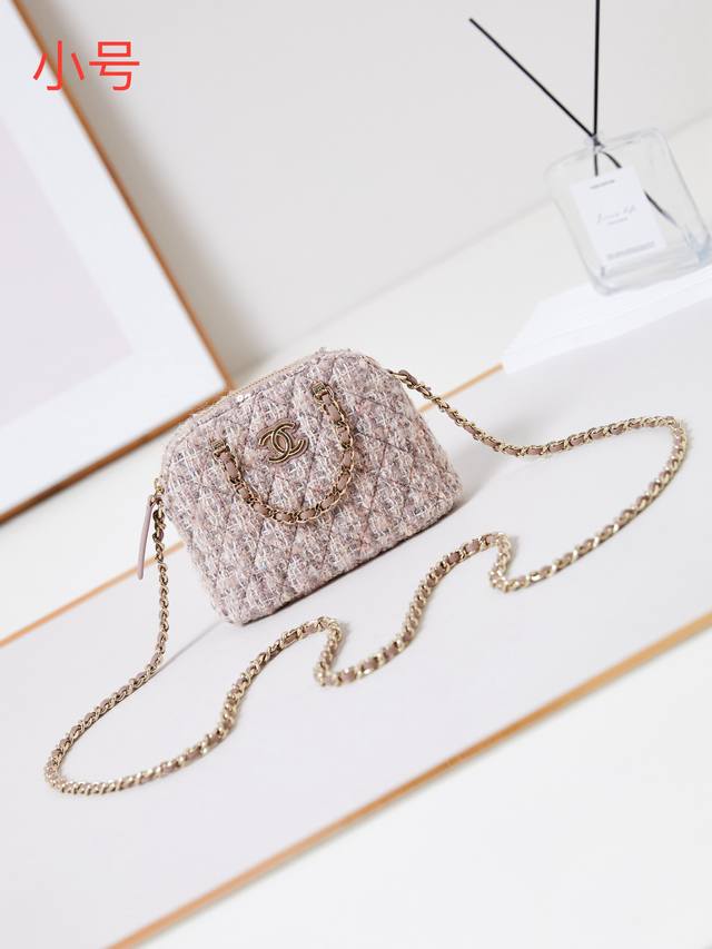 24B贝壳包布带珠片的美貌屈服的一天呢 这款贝壳包无论是手提还是斜挎都非常精致。包身是闪闪珠片布 亮丽得恰到好处。提在手中，复古可爱感满分。来找寻你的复古贝壳宝