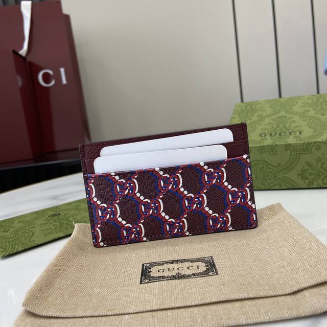 配全套原厂绿盒包装 饰gg Shadow卡片夹 经典gg图案继续以现代风格焕新亮相于全新系列中。这款卡片夹以以古驰安可拉红匠心呈现,搭配光影效果经典字母交织图案 配全套原厂绿盒包装 饰gg Shadow卡片夹 经典gg图案继续以现代风格焕新亮相于全新系列中。这款卡片夹以以古驰安可拉红匠心呈现,搭配光影效果经典字母交织图案