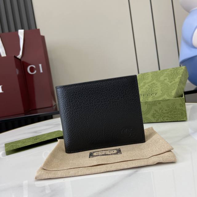 配全套原厂绿盒包装 饰gg细节钱包。Gucci小件皮革配饰突破设计界限,不断以个性方式焕新演绎经典单品。这款男士钱包将经典gg Supremgg配件匠心糅合,成 配全套原厂绿盒包装 饰gg细节钱包。Gucci小件皮革配饰突破设计界限,不断以个性方式焕新演绎经典单品。这款男士钱包将经典gg Supremgg配件匠心糅合,成