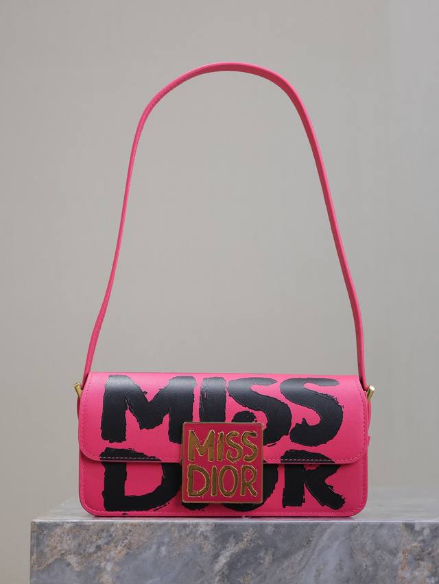 Miss Dior 翻盖手袋 莓红色涂鸦 这款 Miss Dior 翻盖手袋于迪奥二零二四秋冬成衣系列发布秀上全新亮相，重新诠释 Dior 经典款式的现代优雅气
