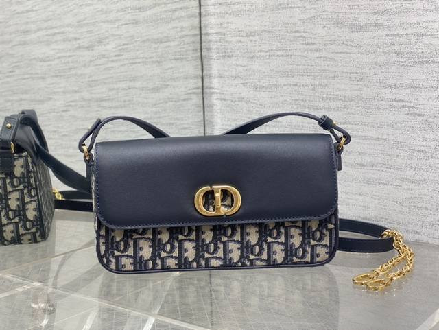 迪奥蒙田30Montaigne Avenue East-Wesr链条手袋系列，采用蓝色oblique老花面料精心制作，翻盖饰以标志性的字母扣，既时尚又优雅，内隔