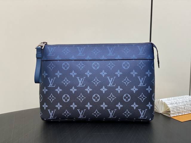 原单精品 M11545蓝色渐变 手包手拿包系列 Pochette Voyage Souple 手拿包 取材柔软 Monogram Eclipse涂层帆布，以圆润