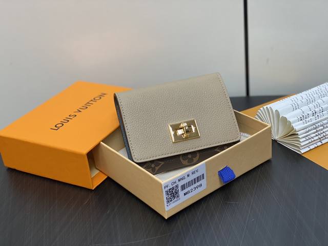 原单精品 M82398卡其 三折钱包系列 Victorine钱包 路易威登将on My Side手提包的设计元素 例如标志性的转锁 应用于经典的victorin 原单精品 M82398卡其 三折钱包系列 Victorine钱包 路易威登将on My Side手提包的设计元素 例如标志性的转锁 应用于经典的victorin