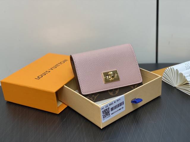 原单精品 M82640粉色 三折钱包系列 Victorine钱包 路易威登将on My Side手提包的设计元素 例如标志性的转锁 应用于经典的victorin