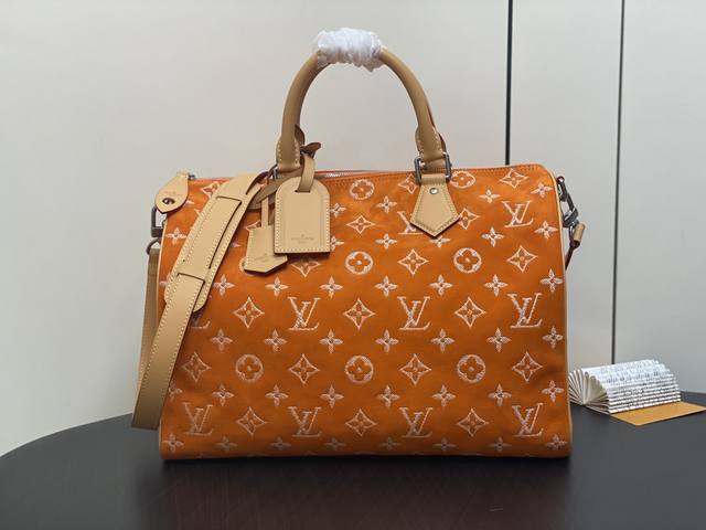 原单精品 M24430磨沙橙色 枕头包speedy系列 本款 Speedy P9 Bandoulière 40 Monogram Leather 手袋为柔软粒面