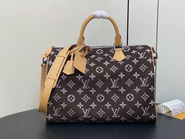 原单精品 M24428磨沙深啡 枕头包speedy系列 本款 Speedy P9 Bandoulière 40 Monogram Leather 手袋为柔软粒面