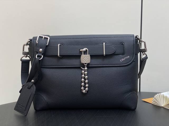 原单精品 M11607黑色全皮 男差包系列 本款 Steamer Crossbody 手袋焕新 Steamer 系列的经典设计，以 Lv Colorado 细粒