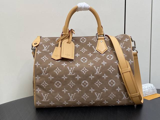 原单精品 M24431磨沙杏色 枕头包speedy系列 本款 Speedy P9 Bandoulière 40 Monogram Leather 手袋为柔软粒面