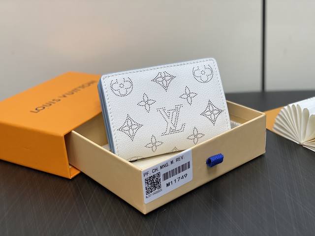 原单精品 M11749白色镂空 全皮两折钱包系列 Clea 钱夹 M80817 11749白色 镂空 用有柔软纹理的马希纳皮革更新的“钱包 克莱尔”。用对比色突 原单精品 M11749白色镂空 全皮两折钱包系列 Clea 钱夹 M80817 11749白色 镂空 用有柔软纹理的马希纳皮革更新的“钱包 克莱尔”。用对比色突