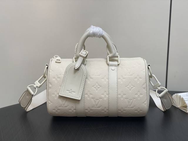 原单精品 M24434白色全皮压花 男包枕头包系列 经典 Keepall 旅行袋 于 2024 年以柔软 Monogram 压纹 Taurillon 皮革裁出紧