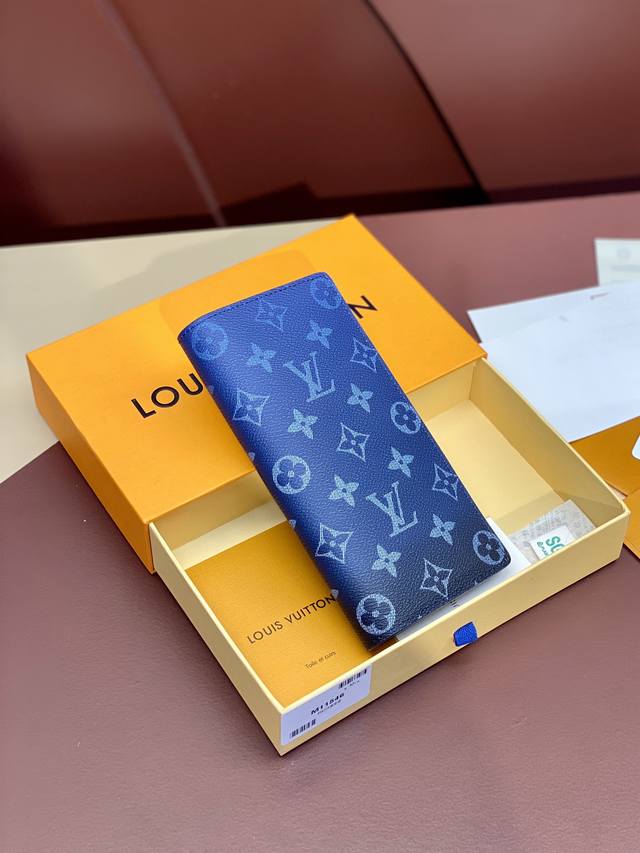 出厂价 M 46 渐变蓝！Brazza 钱夹 这款用monogram 帆布制作的brazza 钱包散发着势不可挡的阳刚之气。空间充足，功能齐全，可轻易地收纳入外