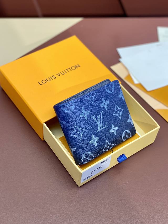 出厂价 M 47 渐变蓝！Multiple 钱夹 由全新标志性蓝色monogram Eclipse帆布裁制而成的multiple钱夹，极其实用的内部设计配有众多