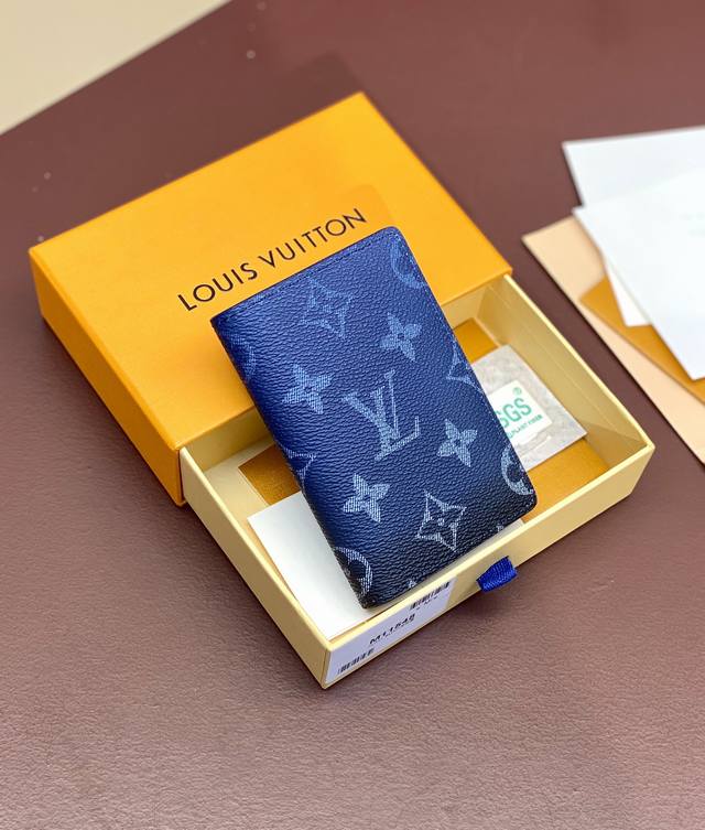 出厂价 M 48 渐变蓝！卡包钱包系列 口袋钱夹 此款路易威登口袋钱夹身材小巧，功能强大，可存放信用卡、纸币与票据，可轻易放入手袋或衣服口袋中。尺寸：7.5 X