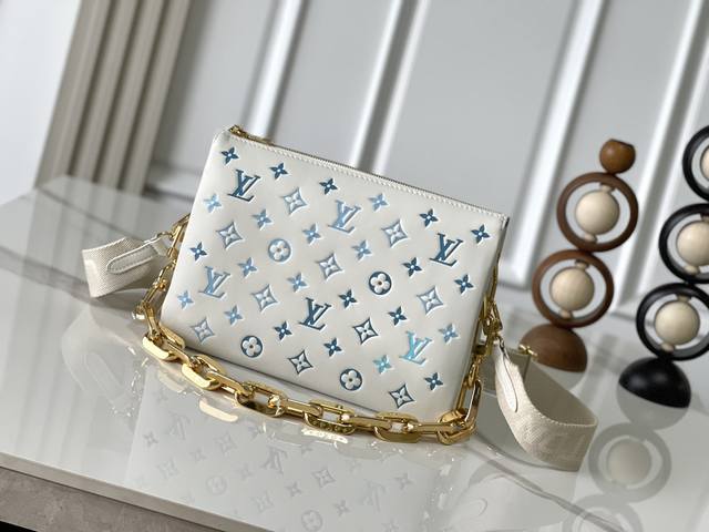 变码芯片版 独家实拍 Coussin 小号手袋 M11225 白色 蓝色 丝印 本款 Coussin 小号手袋取材柔软加衬羊皮革,携夏日晴空般的明丽色彩迈入新季 变码芯片版 独家实拍 Coussin 小号手袋 M11225 白色 蓝色 丝印 本款 Coussin 小号手袋取材柔软加衬羊皮革,携夏日晴空般的明丽色彩迈入新季