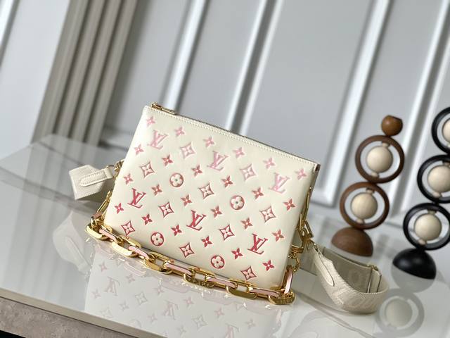 变码芯片版 独家实拍 M25110米白 变色 全皮链条包系列 Coussin 小号手袋 本款 Coussin 小号手袋取材微泛莹泽的蓬松羊皮革，以 Monogr