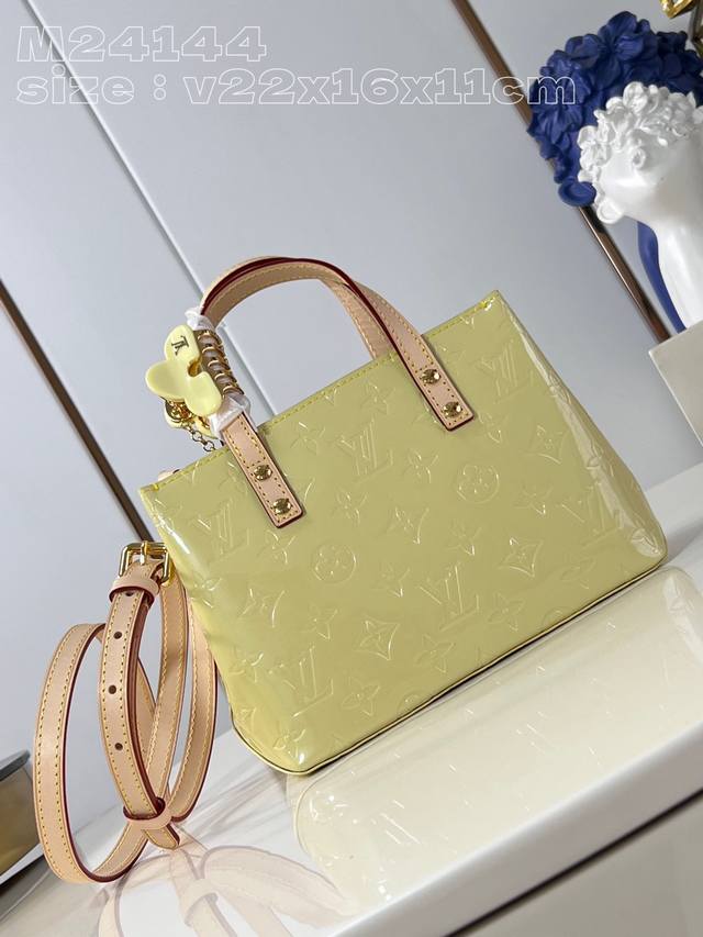 顶级原单 独家实拍 M24144黄 本款 Reade 小号手袋取材亮泽 Monogram Vernis 皮革，搭配牛皮革顶部手柄和肩带。粉彩色调溯源 2000