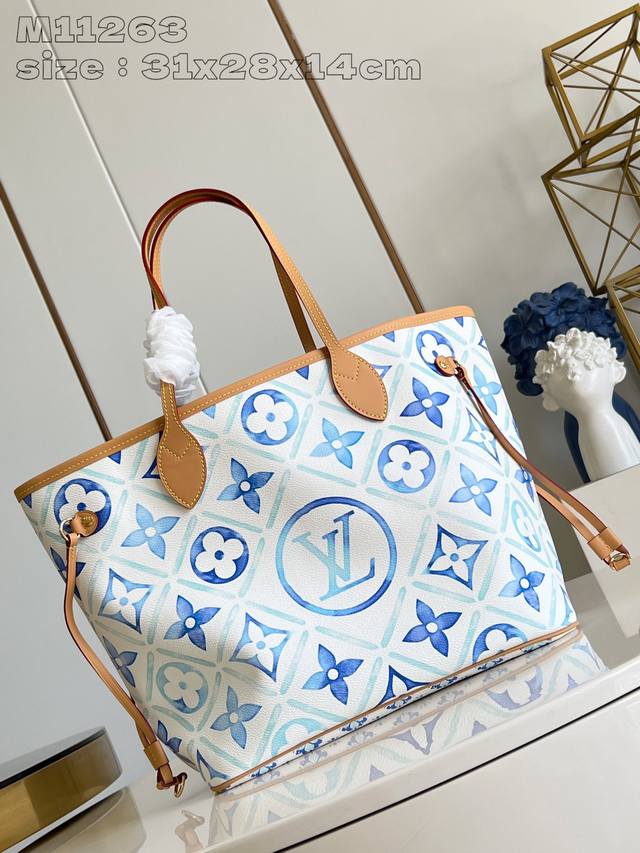 顶级原单 独家实拍 M11263兰 本款 Neverfull 中号手袋选用 Monogram Tiles 帆布塑造托特包构型,再以皮革饰边勾勒顶部与手柄轮廓。中 顶级原单 独家实拍 M11263兰 本款 Neverfull 中号手袋选用 Monogram Tiles 帆布塑造托特包构型,再以皮革饰边勾勒顶部与手柄轮廓。中