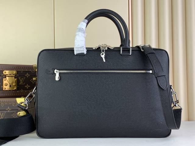 顶级原单 Porte Documents 公文包 M33441 黑色 十字纹 这款 Porte Documents 公文包采用 Taiga 皮革制作，精致实用。