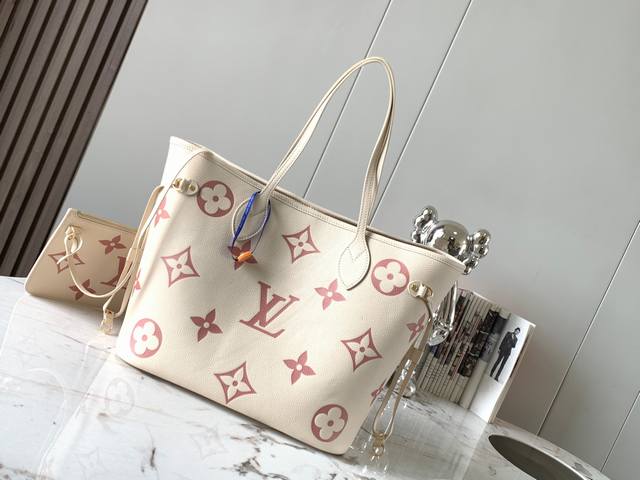 特级精品原厂皮m21579奶油白色 本款 Neverfull 中号手袋选用 Monogram Empreinte 皮革，可为当季着装增添盎然春意。收紧两侧系带可