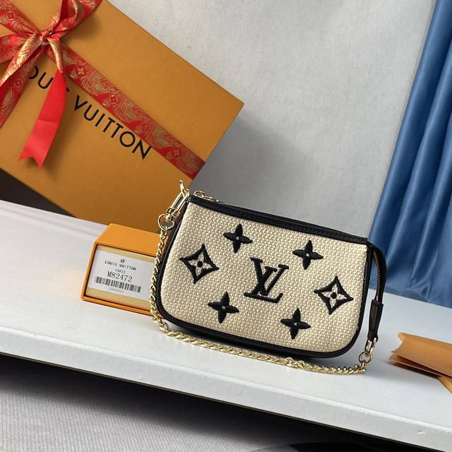 顶级原单m82472独家实拍! 夏季款 Micro Pochette Accessories 小手袋演绎 Monogram 帆布的尺寸变幻。玲珑拉链设计是硬币和 顶级原单m82472独家实拍! 夏季款 Micro Pochette Accessories 小手袋演绎 Monogram 帆布的尺寸变幻。玲珑拉链设计是硬币和