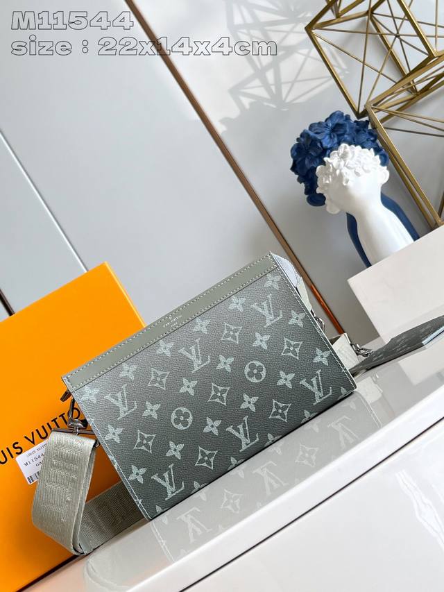 顶级原单 独家实拍 M11544绿 本款 Gaston 迷你手袋以 Monogram Gradient 涂层帆布呈现向上渐散的 Monogram 图案,借紧凑构 顶级原单 独家实拍 M11544绿 本款 Gaston 迷你手袋以 Monogram Gradient 涂层帆布呈现向上渐散的 Monogram 图案,借紧凑构