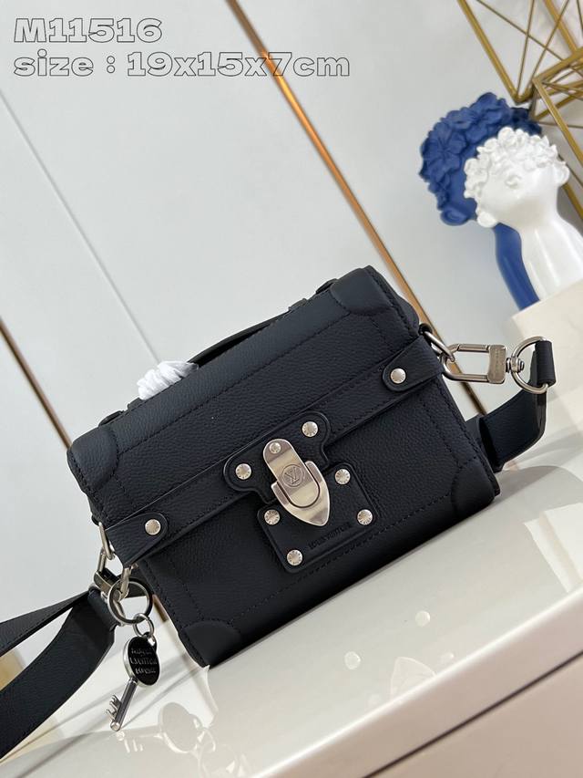 顶级原单 独家实拍 M11516 本款 Soul Trunk 手袋由 Pharrell Williams 匠心打造，以柔韧 Lv Colorado 牛皮革呈现粒