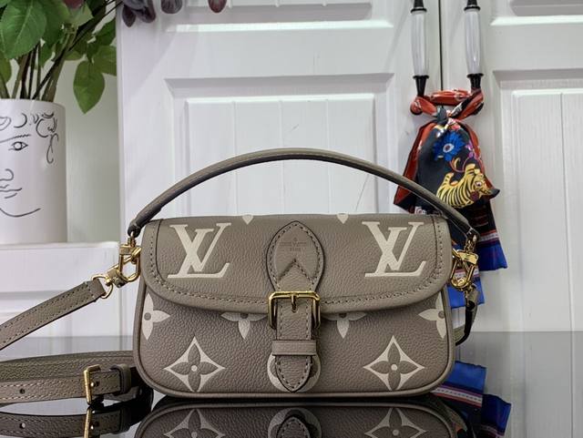 顶级原单 特惠 Nano Diane 法棍手袋 M83300 83592 浅蓝 压花 双色monogram Empreinte皮革的nano Diane是标志性 顶级原单 特惠 Nano Diane 法棍手袋 M83300 83592 浅蓝 压花 双色monogram Empreinte皮革的nano Diane是标志性