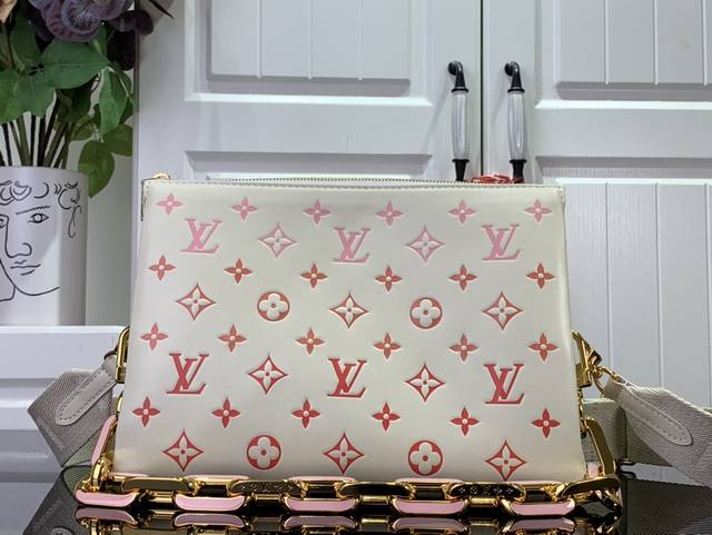 顶级原单特 Coussin 小号手袋 M25110 杏色 粉色 丝印 本款 Coussin 小号手袋取材 Monogram Empreinte 皮革，以水彩效果