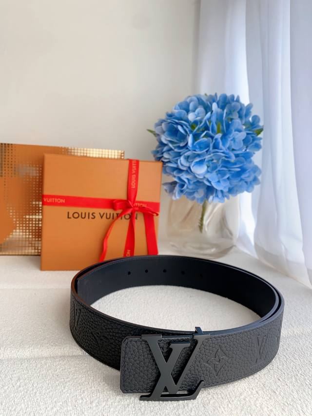 Lv 意大利进口头层压花荔枝纹牛皮配平纹底,搭配真空电镀烤漆纯铜扣,官网新款,专柜有售,市场顶级品质,支持验货 配送全套专柜包装,宽度 4.0Cm Lv 意大利进口头层压花荔枝纹牛皮配平纹底,搭配真空电镀烤漆纯铜扣,官网新款,专柜有售,市场顶级品质,支持验货 配送全套专柜包装,宽度 4.0Cm