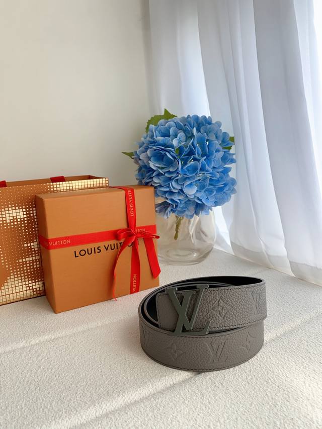 Lv 意大利进口头层压花荔枝纹牛皮配平纹底，搭配真空电镀烤漆纯铜扣，官网新款，专柜有售，市场顶级品质，支持验货 配送全套专柜包装，宽度 4.0Cm